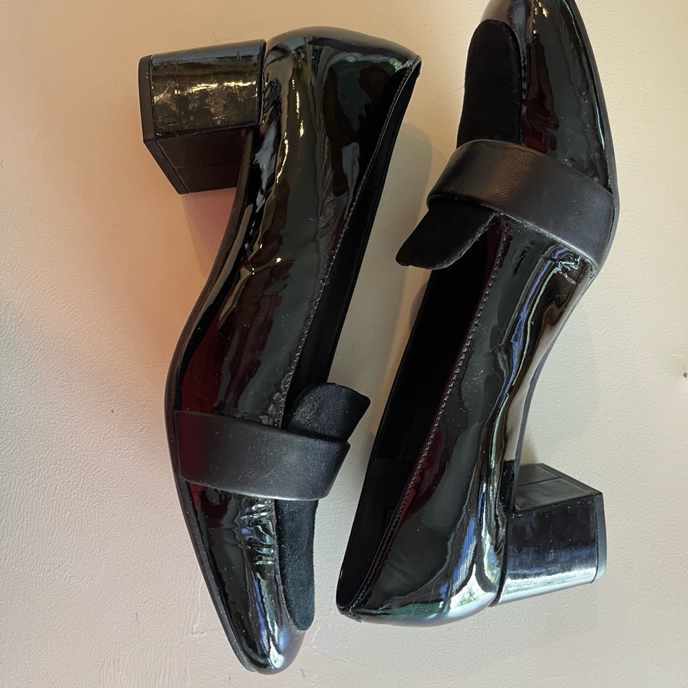 Clarks Artisan block heel pump size 7. Black suede and patent leather very sharp